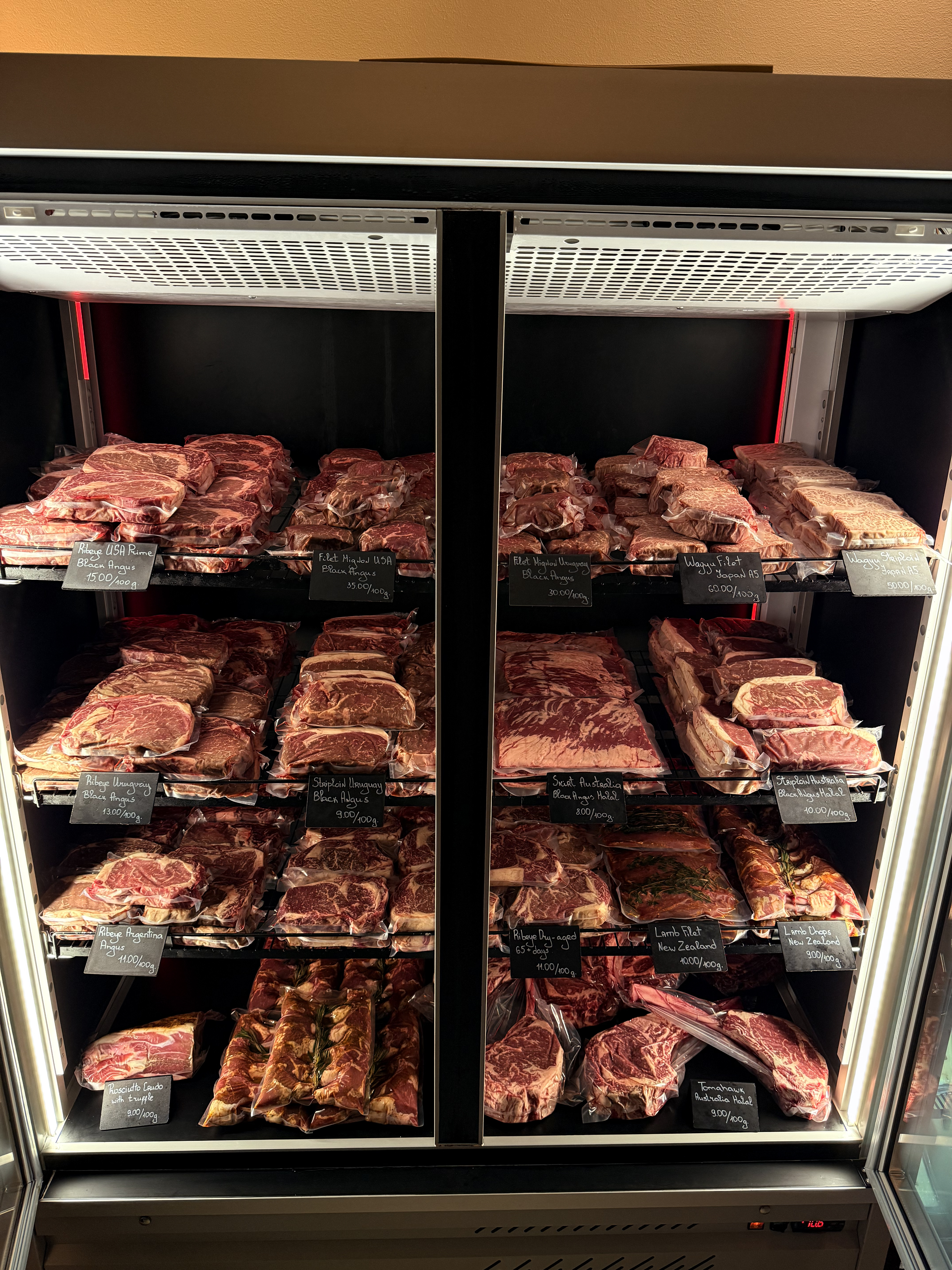 Steiku nams Rīgā vai gaļas restorāns: kāda ir atšķirība?